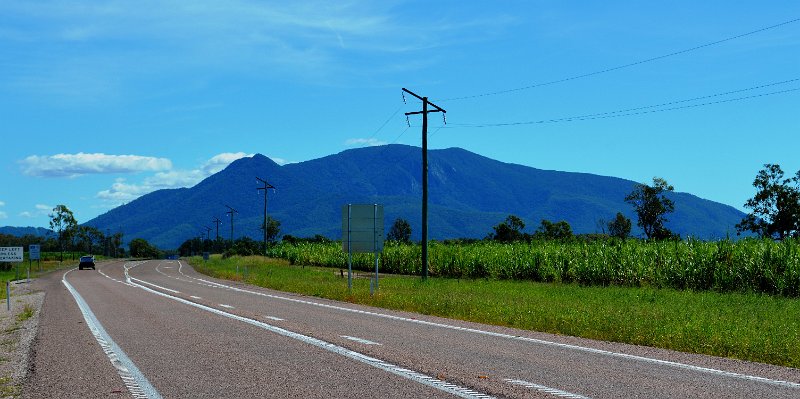 05Tville (38).JPG - Cane fields between Homehill and Townsville